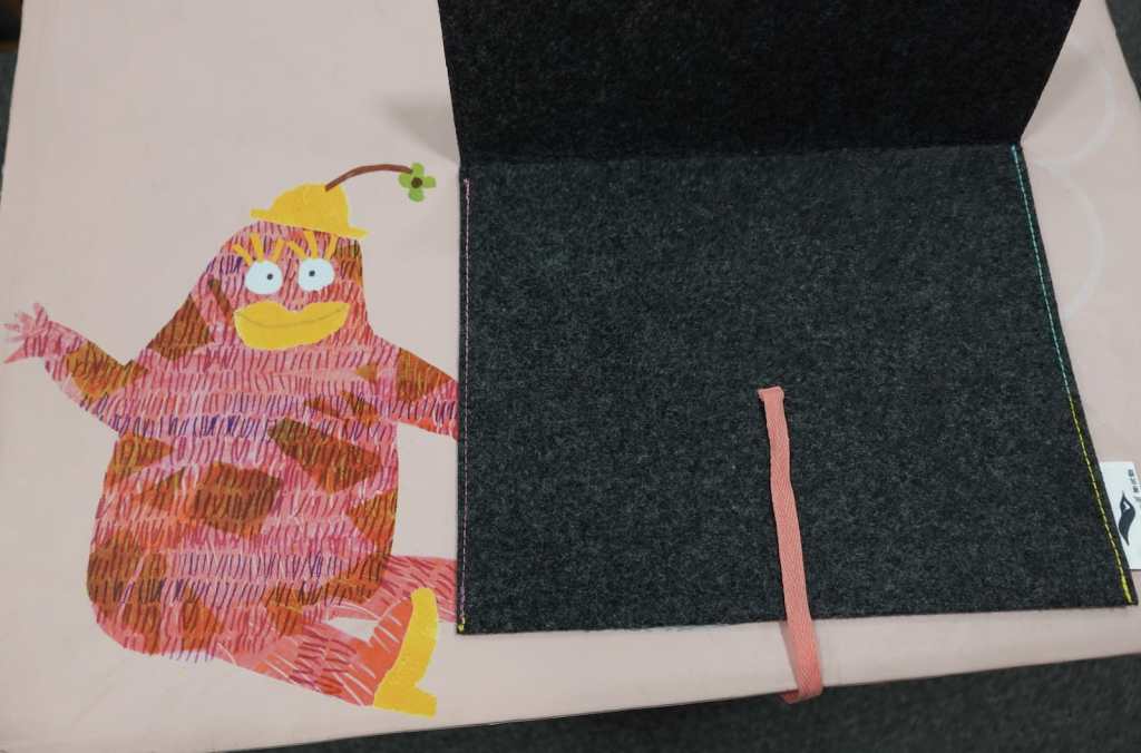 花露露故事書包袋綁帶打開圖