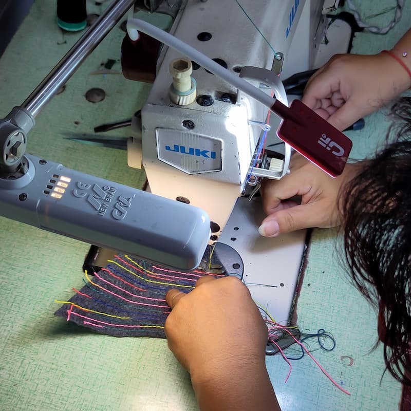 與裁縫師反覆測試特殊彩色漸層線車法