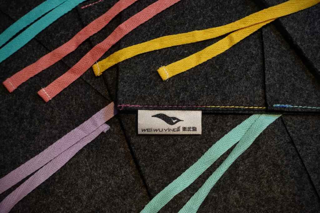 彩色漸層縫線與五色棉織帶特寫