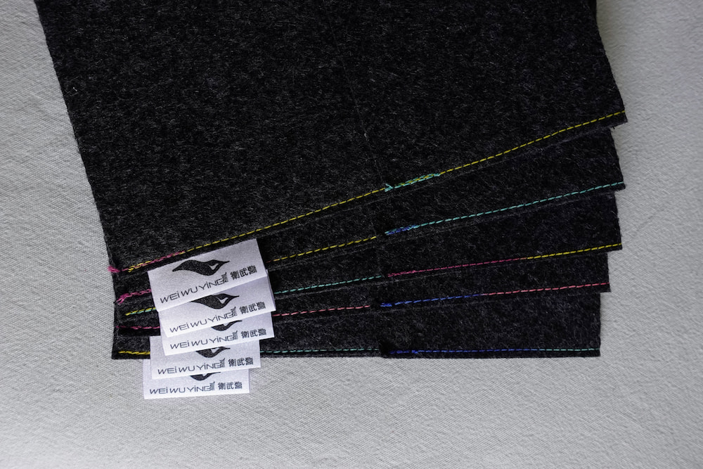 故事書包袋上的特殊彩色漸層縫線與角色主題色系呼應