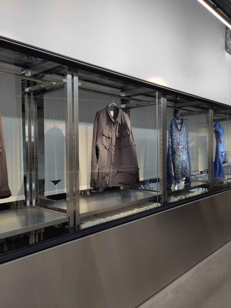 現場展示多款採用 KAJIF 布料製作的國際精品服飾