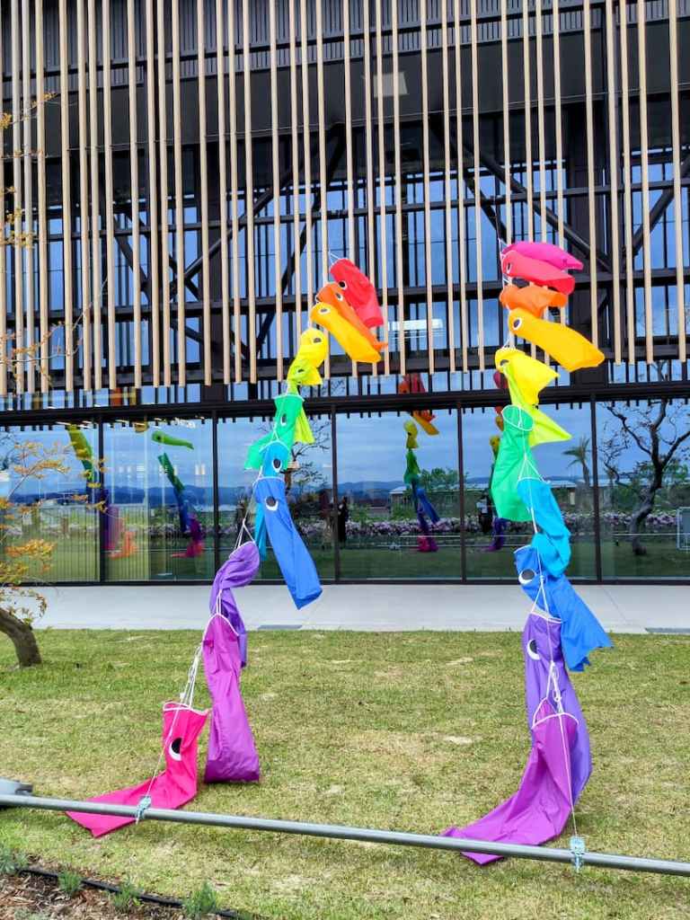 園區外的鯉魚旗擺飾