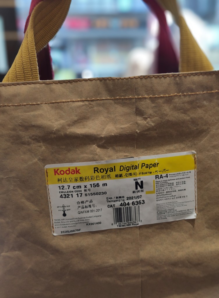 手工製作的回收相紙包袋細節