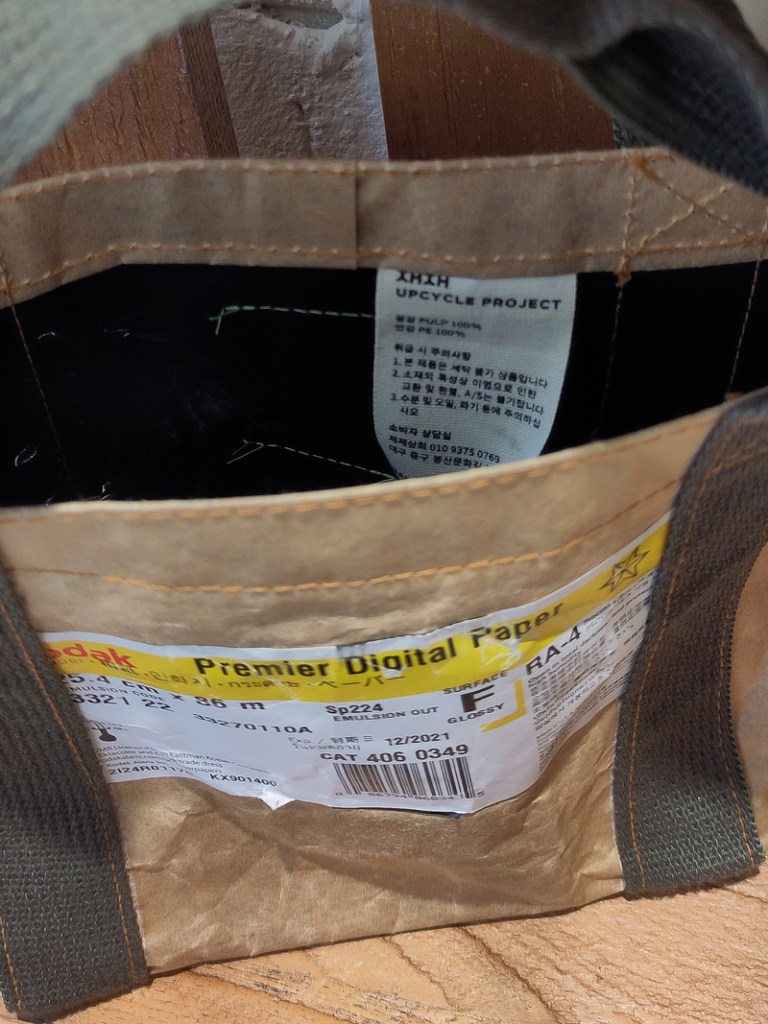 店內展示回收相紙再造包袋