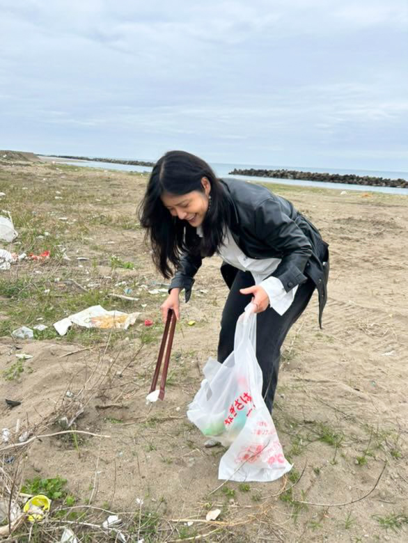 我在石川海邊參與淨灘行動，親手撿拾海洋廢棄物。