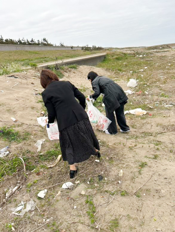 我與 Kaeru Design 的川﨑小姐在石川海灘共同進行淨灘。