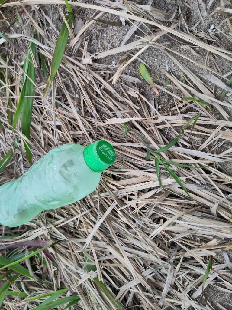 在石川海灘發現印有中文標示的塑膠瓶，顯示部分海洋垃圾來自台灣。