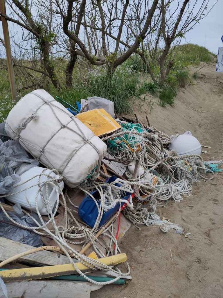 石川淨灘活動的垃圾集中區，可見分類後堆疊的海洋廢棄物。