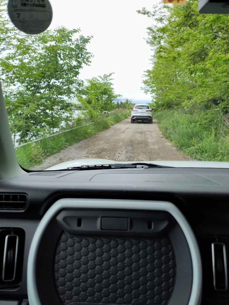 前往石川海灘途中，Kaeru Design 的川﨑小姐帶我前往淨灘現場的路途。