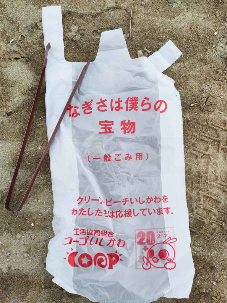 Kaeru Design 在淨灘活動中使用的專屬回收袋，由地方組織製作，象徵社區自發的永續行動。