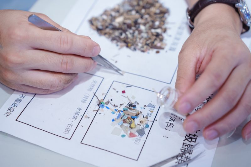 五顏六色的海廢塑膠素材近拍，展現海洋回收物的多樣與美感。