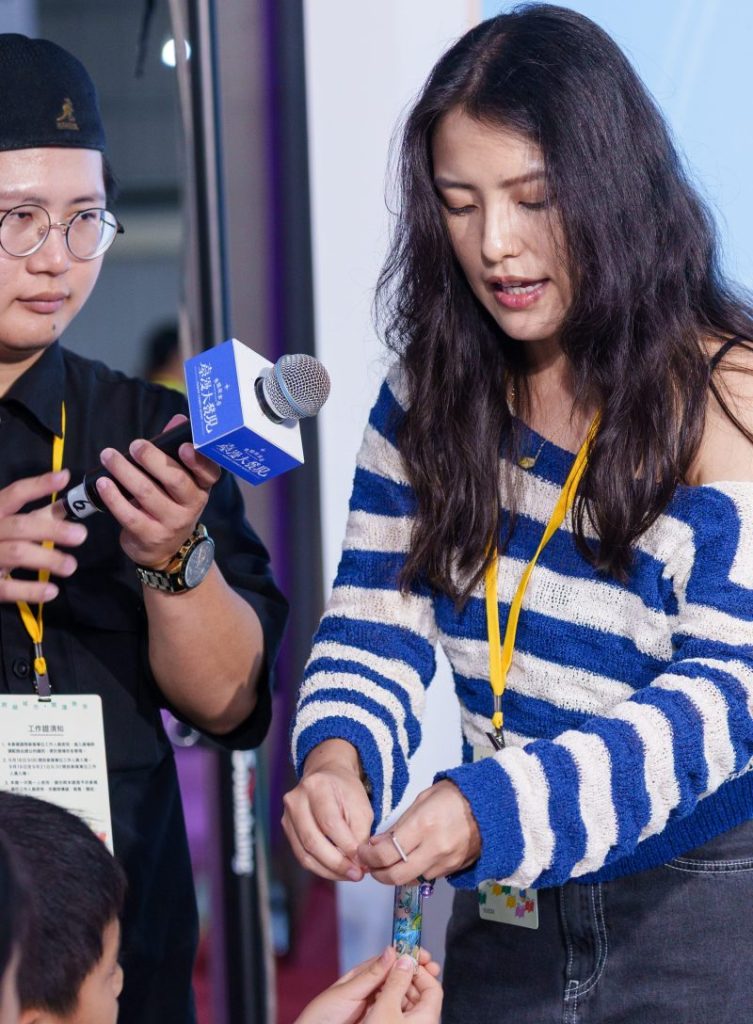 不廢新設計講師示範如何封瓶，說明魔法瓶完成的最後步驟。