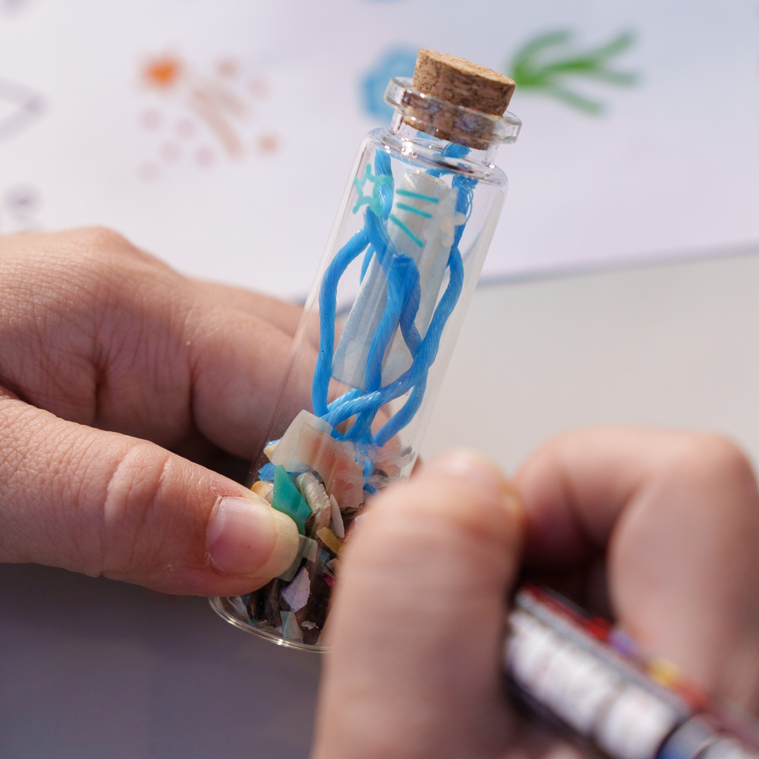 孩子在瓶身上彩繪圖案，創造屬於自己的海廢魔法瓶。