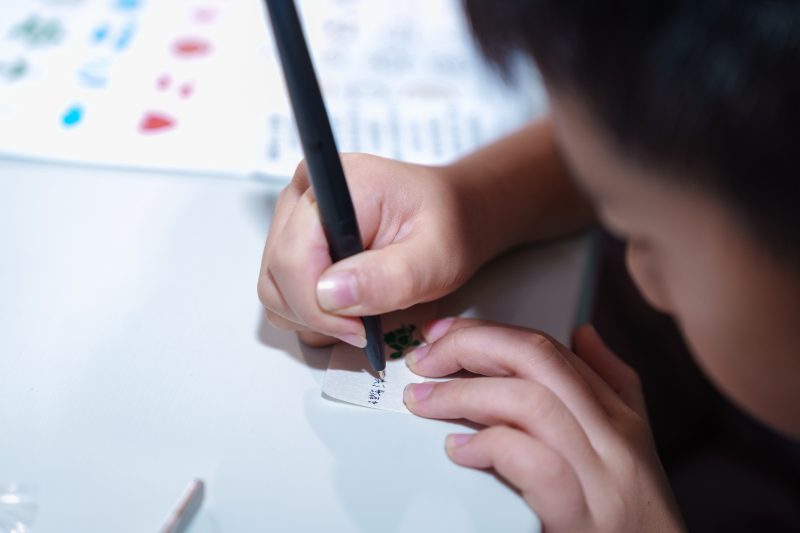 小朋友手寫瓶中信，將祝福與心願封入魔法瓶中。