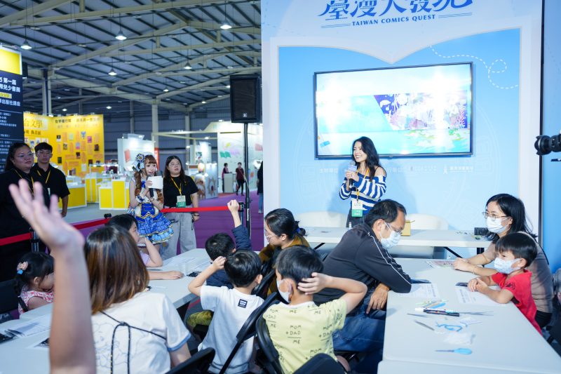 小朋友們在海廢魔法瓶親子工作坊中踴躍舉手發言，氣氛熱烈、充滿想像力。