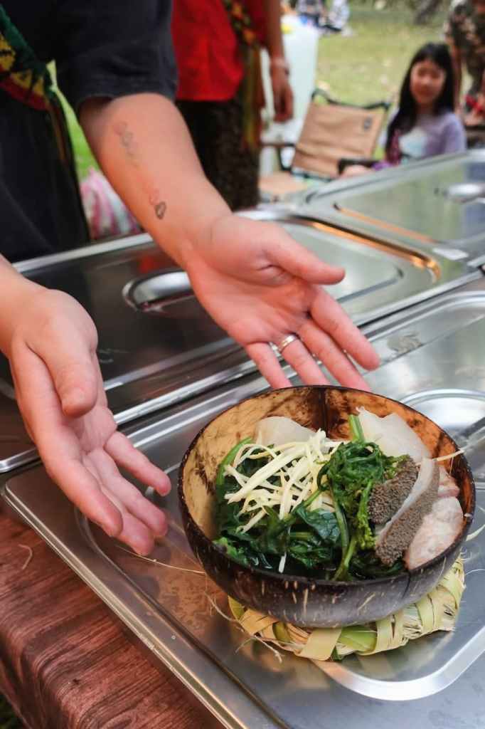 煙燻牛雜野菜鍋，九芎木煙燻湯底搭配山野採集蔬菜