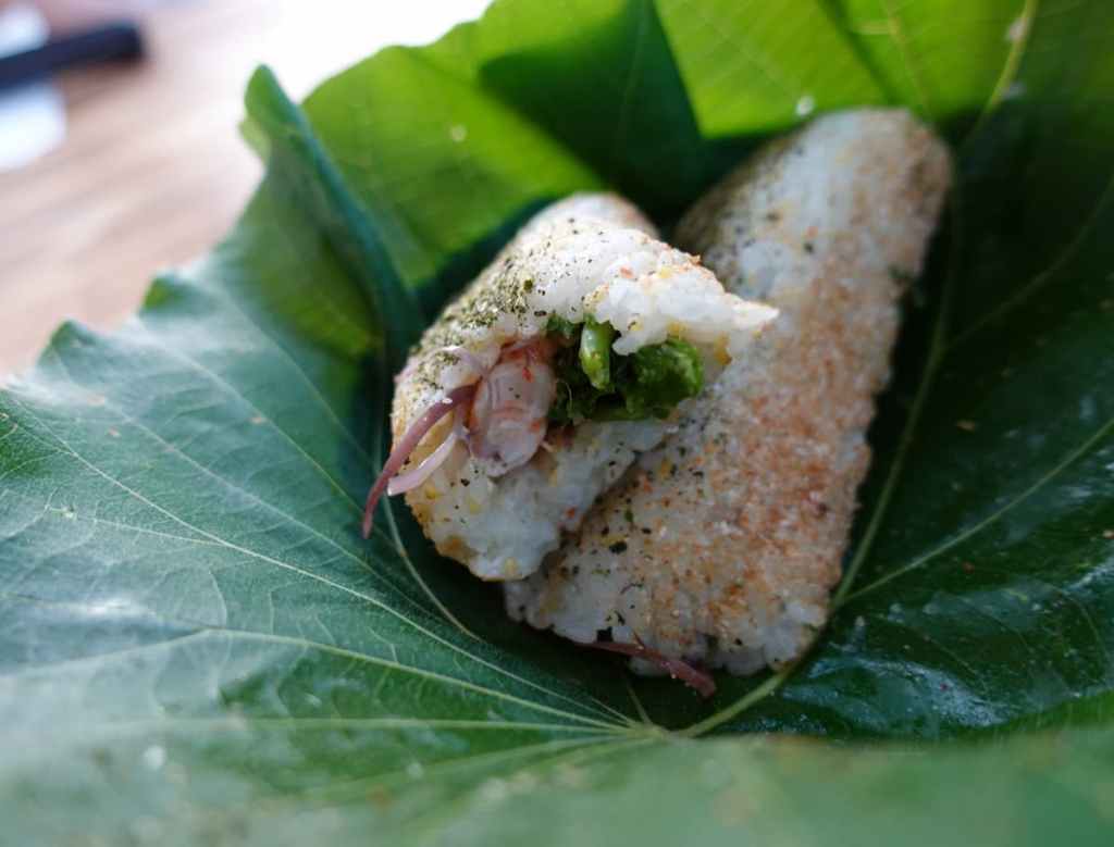 「阿美族的冰箱」飯捲，結合關山白米、小米、都蘭白蝦與成功海菜野菜的在地慢食料理