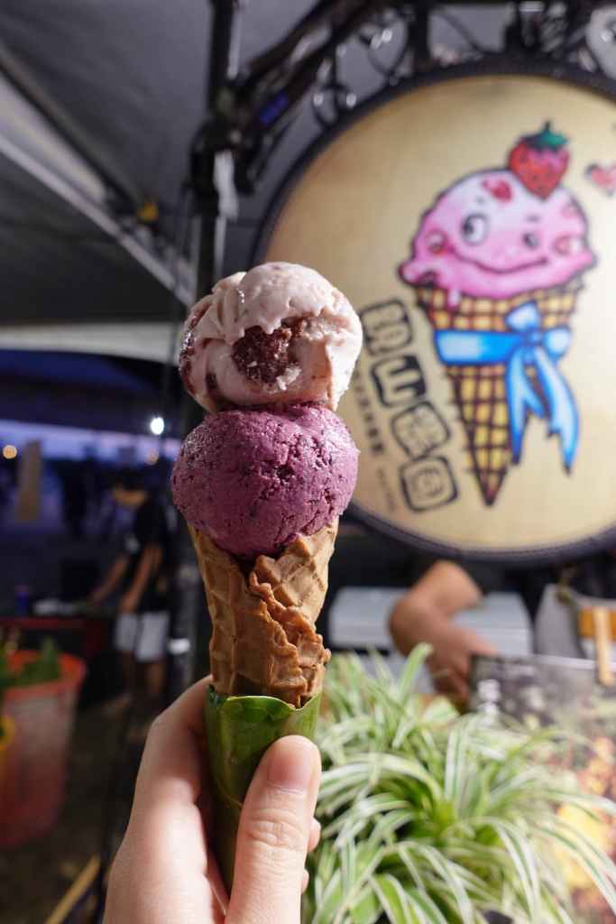 關山親山農園製作的客家擂茶冰淇淋，以米、芝麻與烏龍茶研磨而成的全素冰品