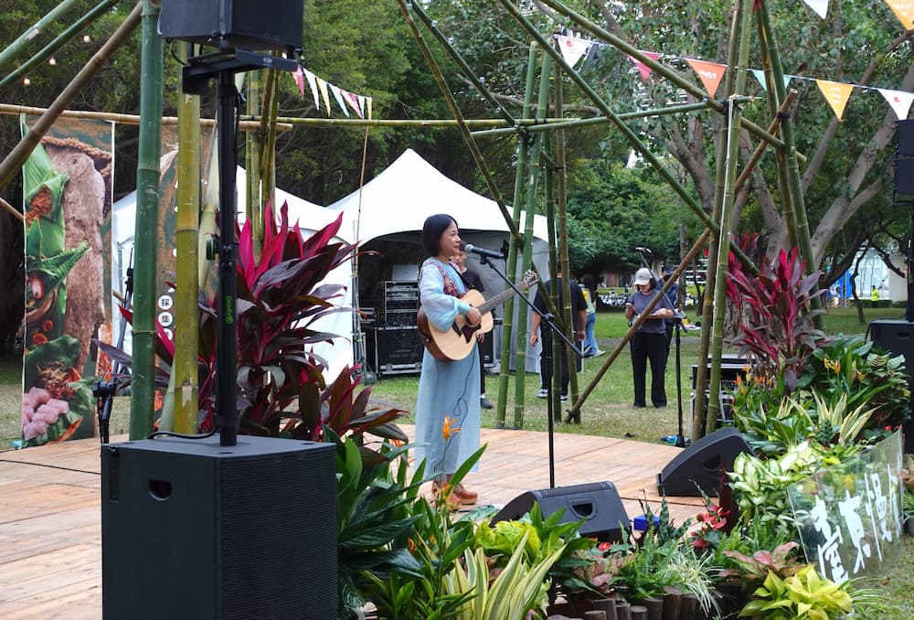 原住民歌手 以莉·高露 於臺東慢食節現場演出