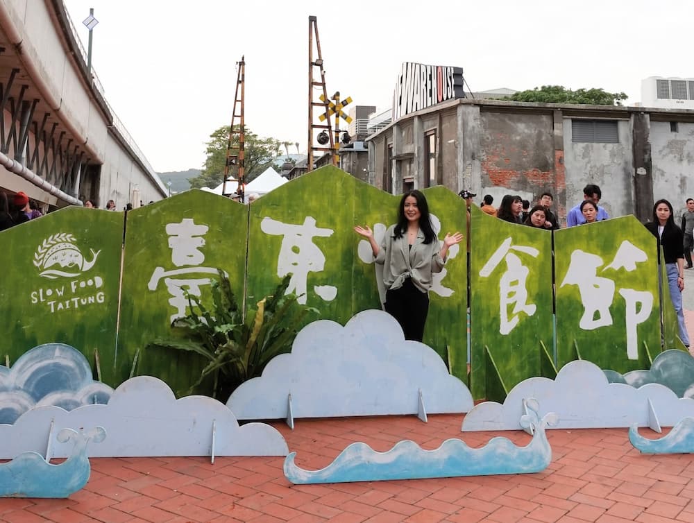在高雄的臺東慢食節活動看板前的設計師參與紀錄