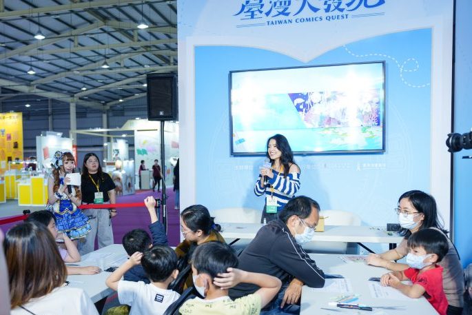 小朋友們在海廢魔法瓶親子工作坊中踴躍舉手發言,氣氛熱烈、充滿想像力。