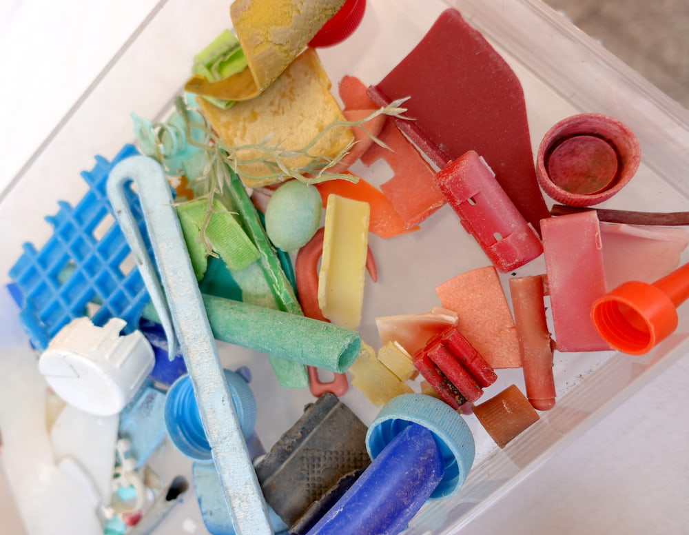 市集攤位上展示來自旗津回收的各色海廢塑膠材料，作為永續設計與創作的素材來源。