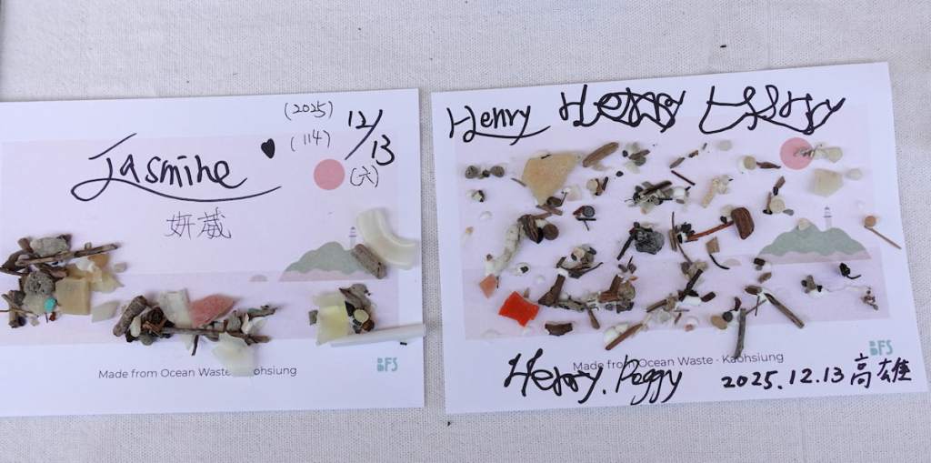 來自新加坡的旅客完成兩張海廢拼貼明信片作為紀念，作品靈感對應柴山與西子灣的山海景色。
